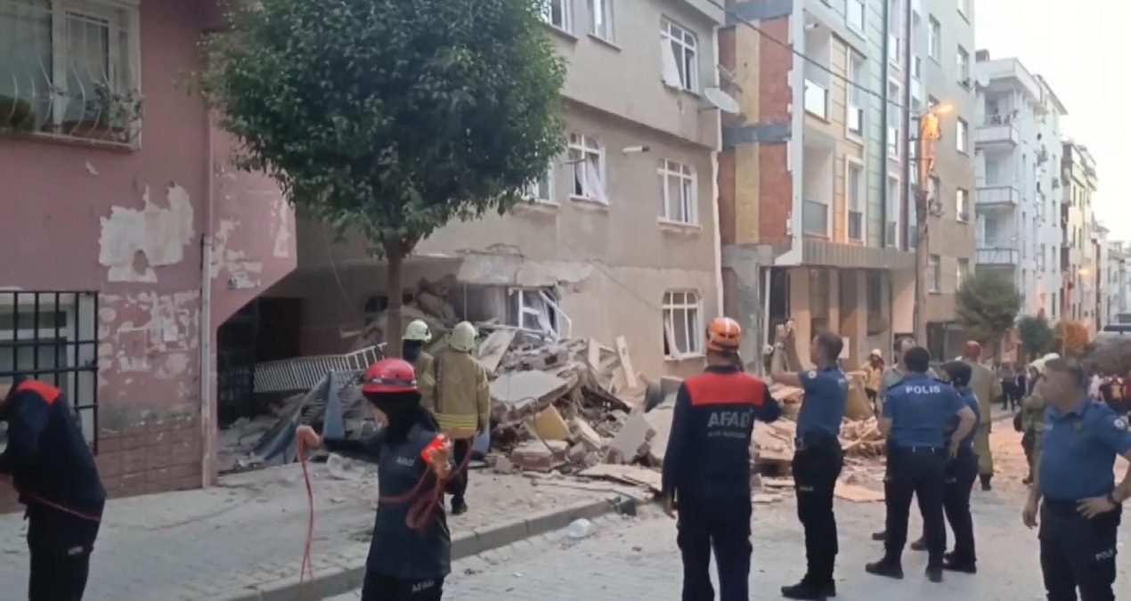 İstanbul’da 4 katlı binada çöktü: Çalışmalar başladı
