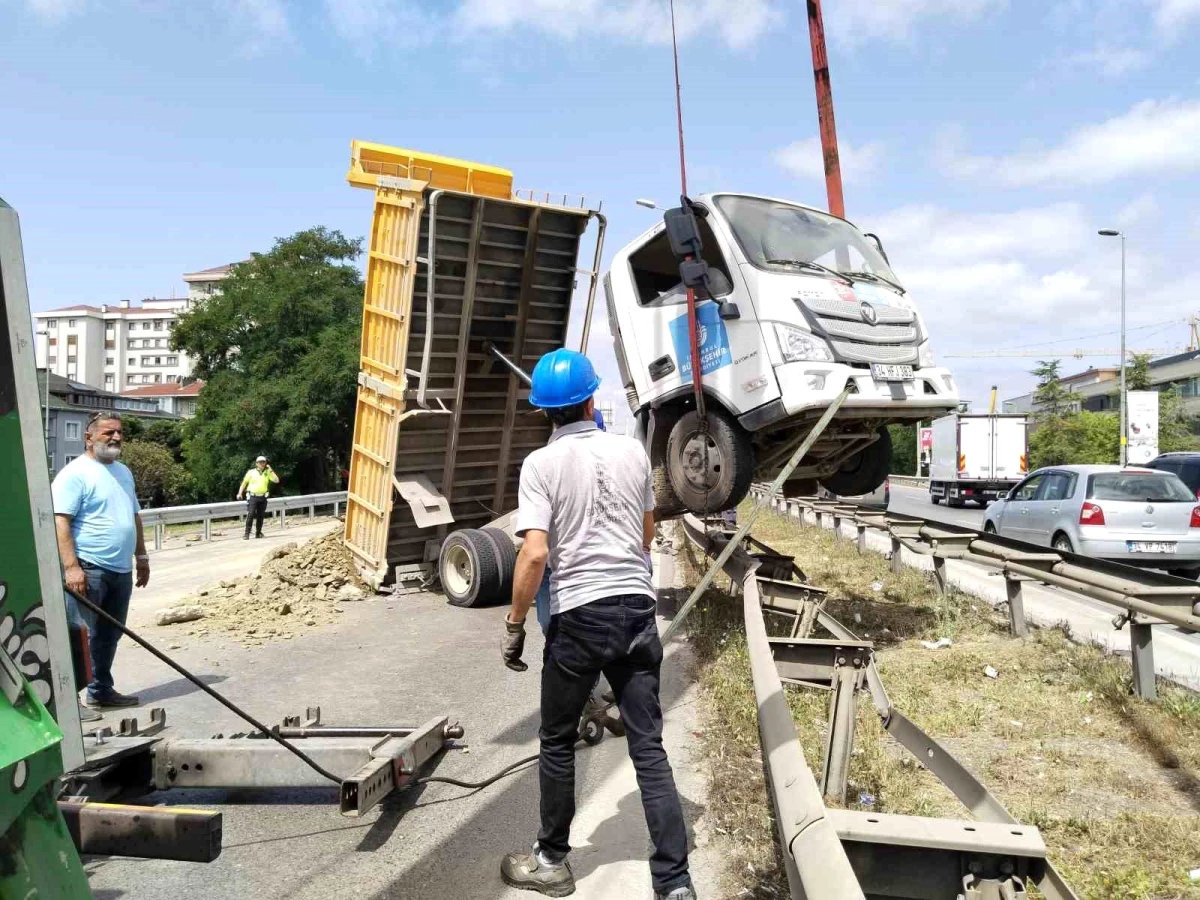 Ümraniye’de İBB’ye ait hafriyat kamyonu refüje çıktı
