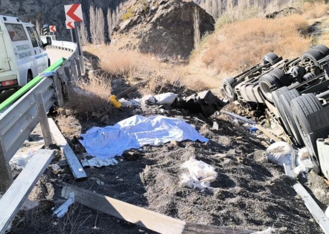 Erzurum’da feci kaza: tır sürücüsü hayatını kaybetti